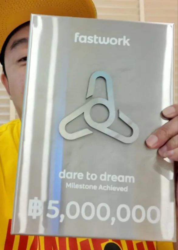โล่ Milestone จาก Fastwork ยืนยันยอดขายบริการบนแพลตฟอร์มทะลุ 5,000,000 บาท
